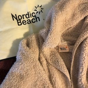 Women’s Nordic Beach Sherpa cardigan. Bag included.